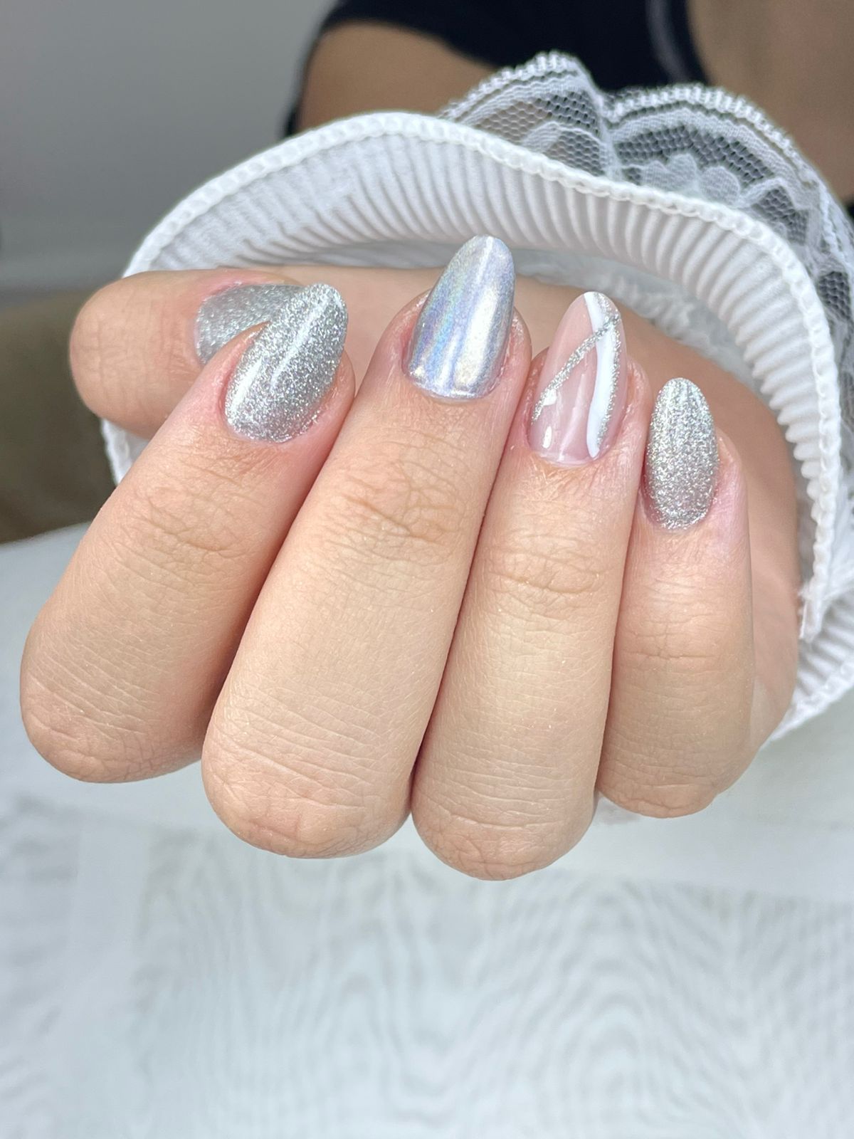 Unhas com glitter prata e detalhes